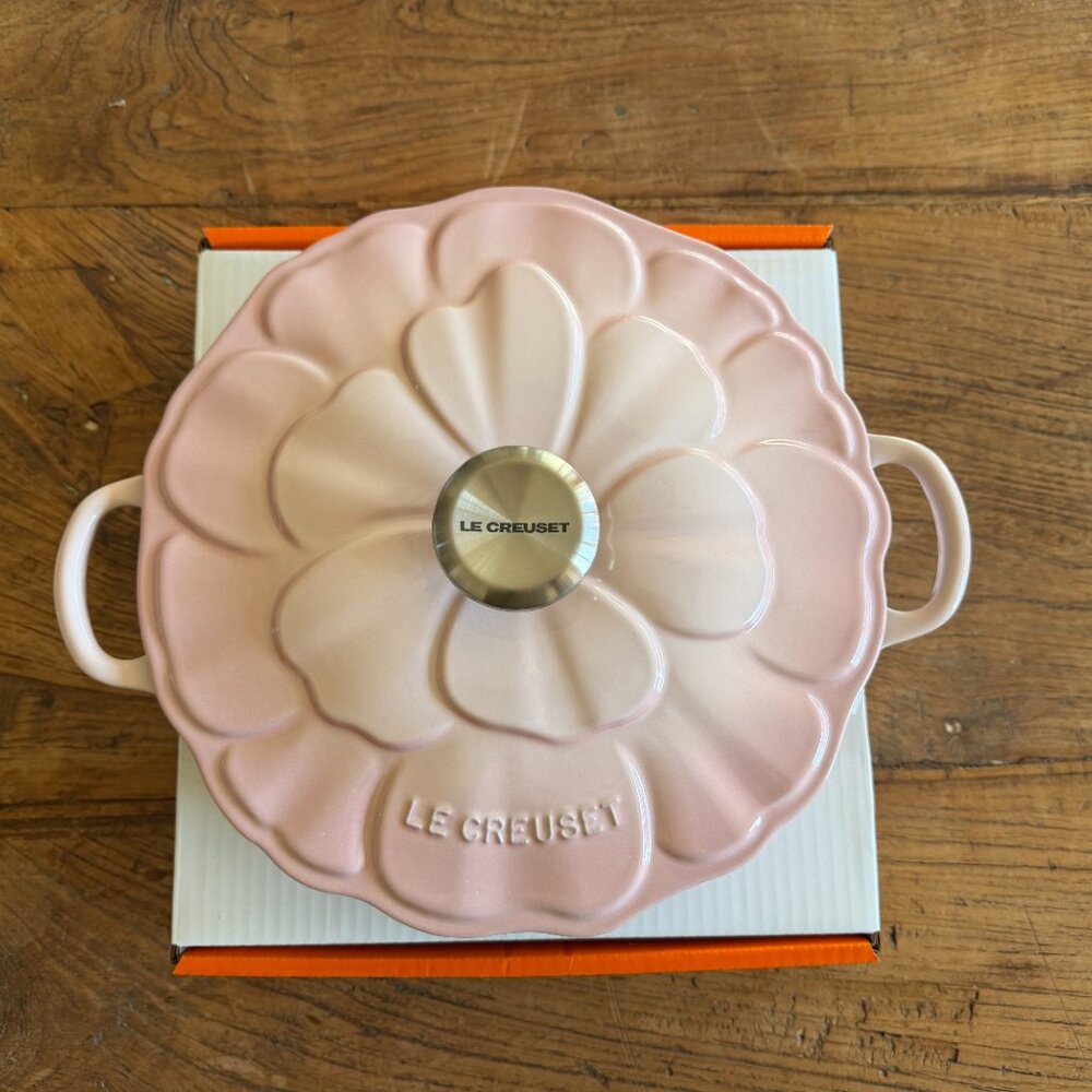 Le Creuset Signature Cast Iron Petal Shallow Casserole 2.25 qt Shell Pink 26 NEW